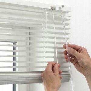 Żaluzja ścienna aluminiowa 25mm biała 60 x 130 cm